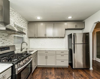 11517 Fernald Avenue - Photo Thumbnail 6