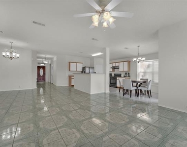 1407 Autumncrest Drive - Photo Thumbnail 4