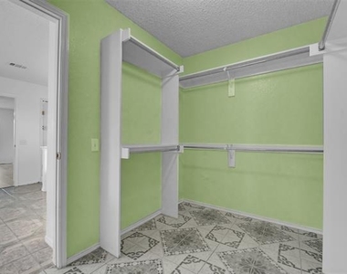 1407 Autumncrest Drive - Photo Thumbnail 16