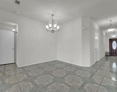 1407 Autumncrest Drive - Photo Thumbnail 3