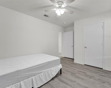 1407 Autumncrest Drive - Photo Thumbnail 18