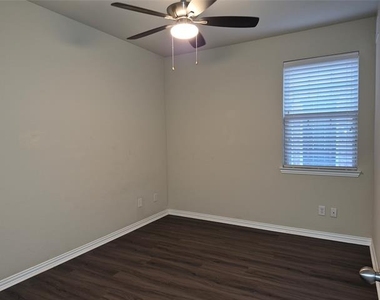 504 Eastland Drive - Photo Thumbnail 3