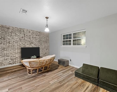 518 Fairway Road - Photo Thumbnail 4