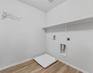 445 Grenada Lake Drive - Photo Thumbnail 33