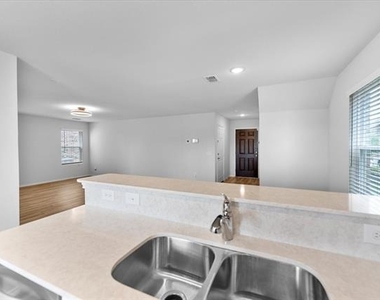 445 Grenada Lake Drive - Photo Thumbnail 10