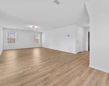445 Grenada Lake Drive - Photo Thumbnail 5