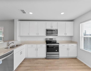 445 Grenada Lake Drive - Photo Thumbnail 8