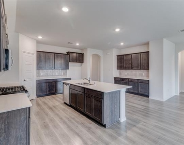 903 Feldspar Way - Photo Thumbnail 8