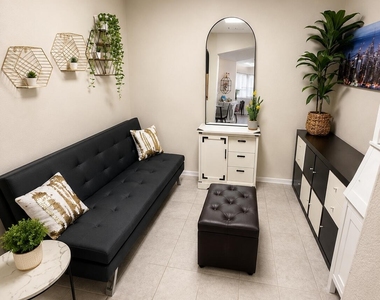 9151 W Greenway Road - Photo Thumbnail 5