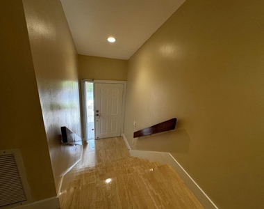 5520 Coach House Circle - Photo Thumbnail 4