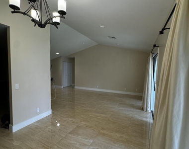 5520 Coach House Circle - Photo Thumbnail 13
