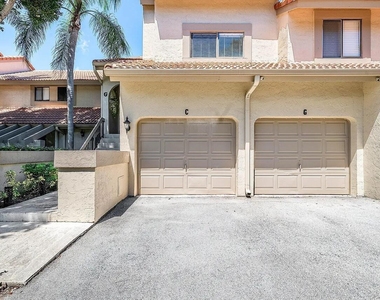 5520 Coach House Circle - Photo Thumbnail 2