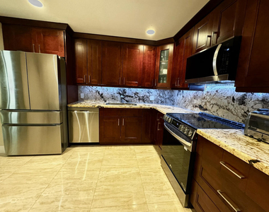 5520 Coach House Circle - Photo Thumbnail 10