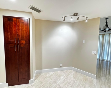 5520 Coach House Circle - Photo Thumbnail 12