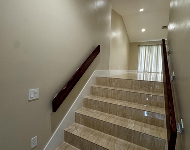 5520 Coach House Circle - Photo Thumbnail 3