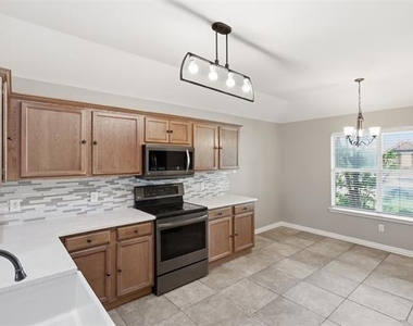111 Shadybrook Drive - Photo Thumbnail 9