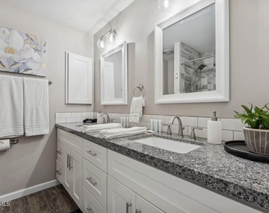 7635 E Minnezona Avenue - Photo Thumbnail 9