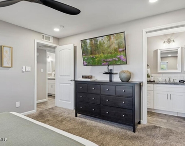 7635 E Minnezona Avenue - Photo Thumbnail 12