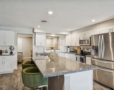 7635 E Minnezona Avenue - Photo Thumbnail 3