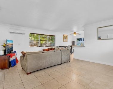 700 Sw 5th Court - Photo Thumbnail 5