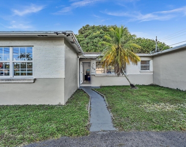 700 Sw 5th Court - Photo Thumbnail 3