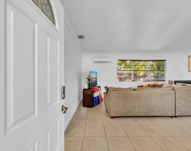700 Sw 5th Court - Photo Thumbnail 4