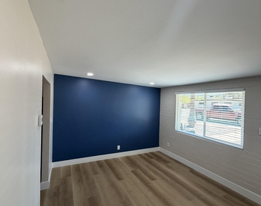 909 S Kenwood Circle - Photo Thumbnail 3