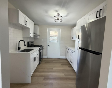 909 S Kenwood Circle - Photo Thumbnail 4