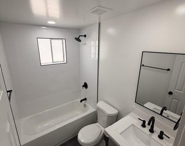 909 S Kenwood Circle - Photo Thumbnail 8