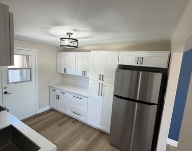 909 S Kenwood Circle - Photo Thumbnail 5