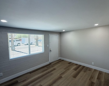 909 S Kenwood Circle - Photo Thumbnail 2