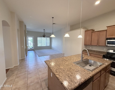 7310 E Mallory Circle - Photo Thumbnail 9