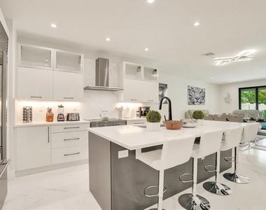 119 Se 12th Avenue - Photo Thumbnail 2