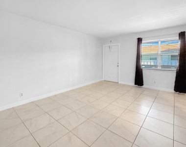2607 Ne 8th Avenue - Photo Thumbnail 3