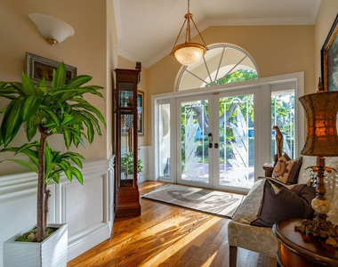 2317 Ne 28th Court - Photo Thumbnail 7