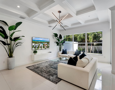500 Ne Wavecrest Way - Photo Thumbnail 3