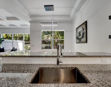 500 Ne Wavecrest Way - Photo Thumbnail 8