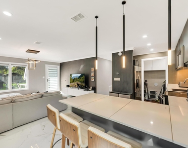 6320 86th Lane - Photo Thumbnail 7