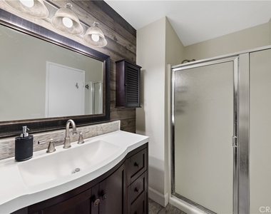 806 E 4th - Photo Thumbnail 16