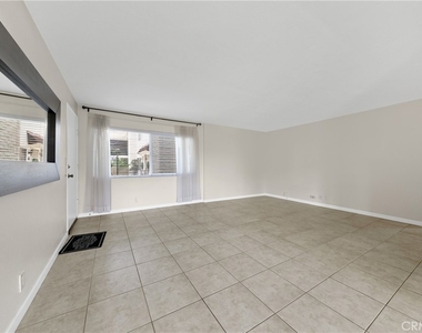 806 E 4th - Photo Thumbnail 3
