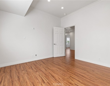 766 N Alexandria - Photo Thumbnail 20