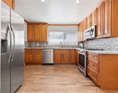 766 N Alexandria - Photo Thumbnail 21