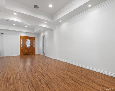 766 N Alexandria - Photo Thumbnail 16