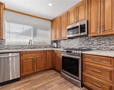 766 N Alexandria - Photo Thumbnail 23