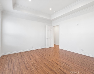 766 N Alexandria - Photo Thumbnail 30