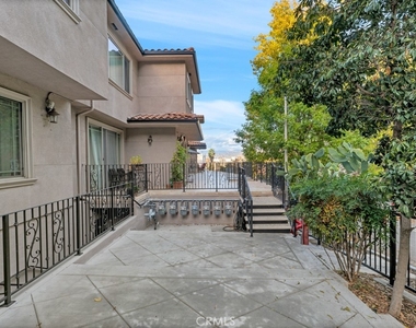 11145 Sunshine Terrace - Photo Thumbnail 4