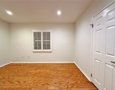 5857 Balcom Avenue - Photo Thumbnail 22