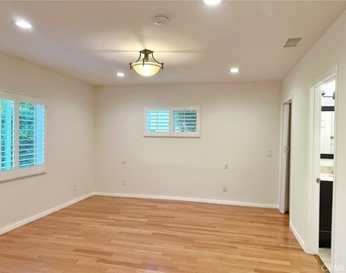 5857 Balcom Avenue - Photo Thumbnail 15