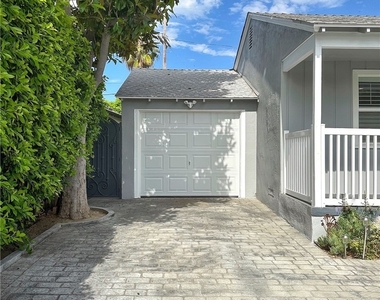 5857 Balcom Avenue - Photo Thumbnail 26