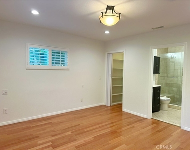 5857 Balcom Avenue - Photo Thumbnail 17